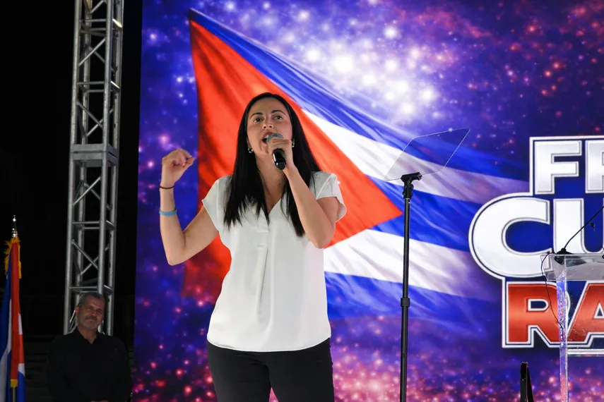 Mi padre estaba seguro: la noche noserá eterna. Y yo creo que está amaneciendo.Libertad, libertad, libertad. ¡Viva Cuba! ¡Viva Cuba! ¡Viva Cuba!