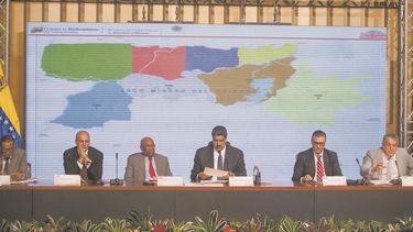 En febrero de 2016, el dictador venezolano Nicolás Maduro (al centro) ordenó certificar las reservas del Arco Minero del Orinoco, una franja del territorio venezolano rica en minerales, para una alternativa a la dependencia de la renta petrolera.