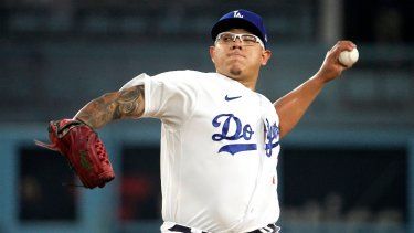 Julio Urías, abridor de los Dodgers de Los Ángeles en ese entonces, lanza durante la primera entrada del juego de béisbol en contra de los Bravos de Atlanta, el viernes 1 de septiembre de 2023, en Los Ángeles.