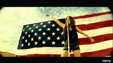 La cantante Miley Cyrus en el videoclip de Party in the U.S.A..