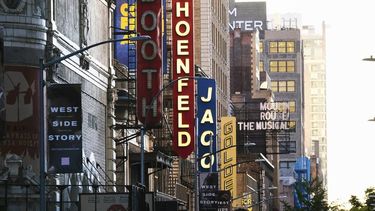 Teatros de la calle 45 en Nueva York el 13 de mayo de 2020. Un nuevo reporte sobre representaci&oacute;n racial en los teatros de Nueva York concluy&oacute; que poco ha cambiado en cuanto a la sobrerrepresentaci&oacute;n de actores, dramaturgos y directores blancos.&nbsp;