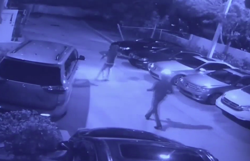 En las imágenes de las cámaras de seguridad se observan a los niños buscando los vehículos para llevarse.&nbsp;