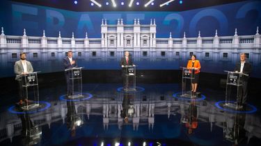 Los candidatos presidenciales chilenos Gabriel Boric del partido Apruebo Dignidad, Sebastian Sichel del partido Chile Vamos, Jose Antonio Kast del Partido Republicano, Yasna Provoste del partido Unidad Constituyente y Eduardo Artes de la Unión Patriótica partido durante un debate televisado en Santiago, el 22 de septiembre de 2021.