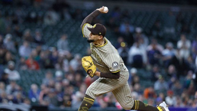 El venezolano Robert Suárez, de los Padres de San Diego, lanza contra los Tigres de Detroit durante la novena entrada en el Comerica Park, el 22 de abril de 2025 en Detroit, Michigan. 