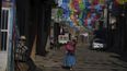 Vecinos en una calle decorada con papel picado, en la comunidad indígena puerpecha de Comachuén, México, el miércoles 19 de enero de 2022. En algunos lugares del México rural, las remesas mantienen con vida a muchos poblados.&nbsp;
