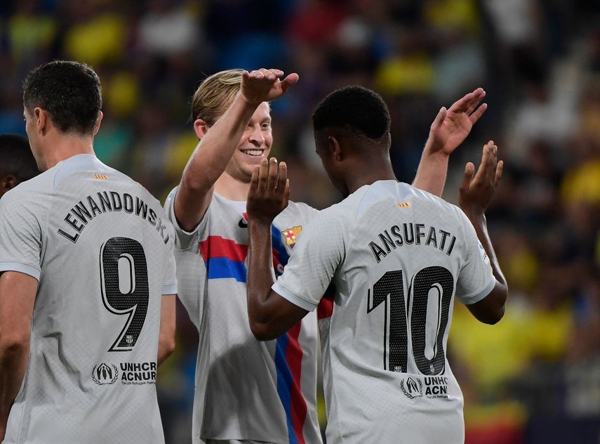 Robert Lewandowski, Frankie de Jong y Ansu Fati celebran el gol anotado por el español en el triunfo del Barcelona sobre el Cádiz