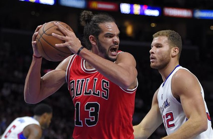 Joakim Noah sumó 11 puntos y además capturó 16 rebotes para los Bulls. (AP)