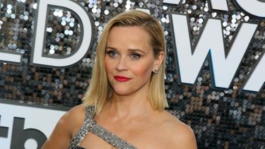 En esta foto de archivo tomada el 19 de enero de 2020, la actriz estadounidense Reese Witherspoon llega a la 26 edición anual de los Screen Actors Guild Awards en el Shrine Auditorium de Los Angeles. La productora de Witherspoon es comprada por una nueva empresa respaldada por capital privado.
