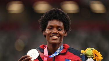 La medallista de plata de República Dominicana, Marileidy Paulino, celebra en el podio durante la ceremonia de entrega de medallas para el evento femenino de 400 metros durante los Juegos Olímpicos de Tokio 2020