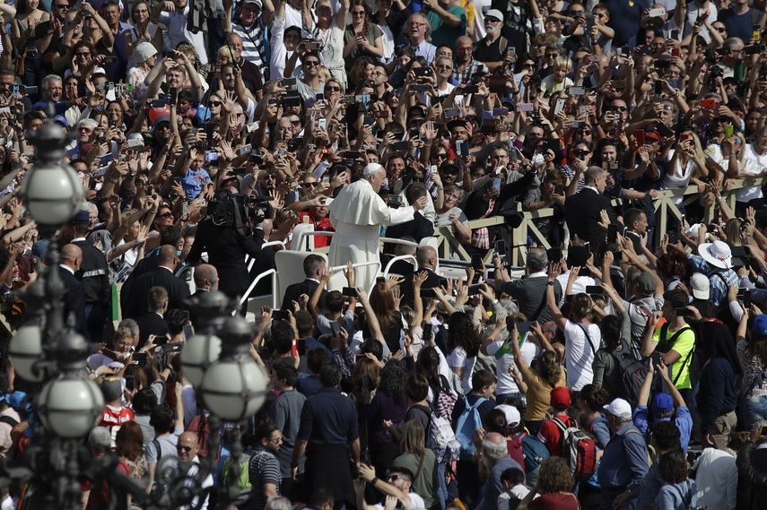 El papa Francisco avanza con su veh&iacute;culo en medio de la multitud en la Plaza de San Pedro, en Roma, el 13 de octubre de 2019.