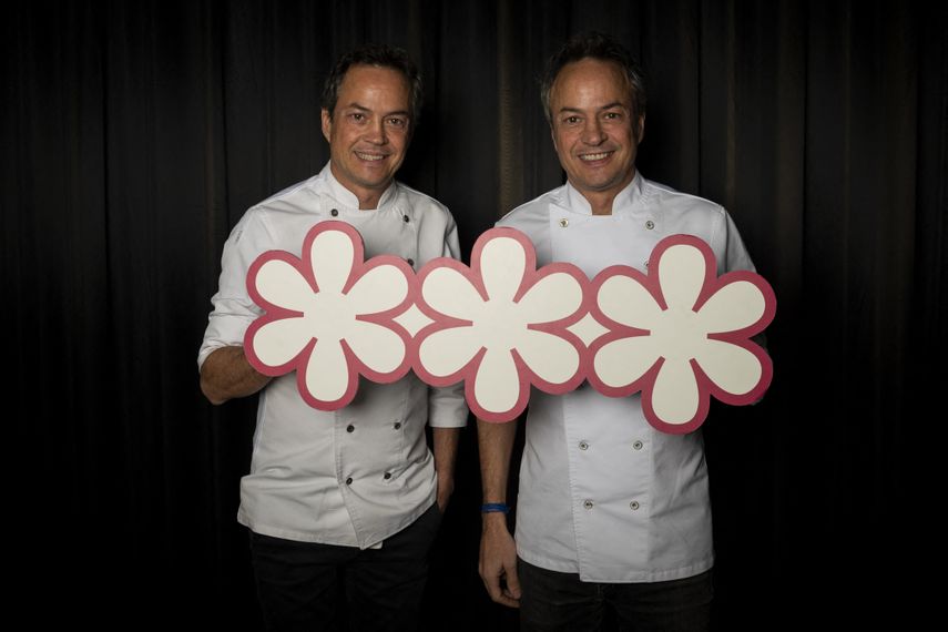 En esta fotografía tomada el 1 de diciembre de 2022, los chefs gemelos españoles, Javier y Sergio Torres posan en la cocina de su restaurante, Cocina Hermanos Torres, después de recibir la distinción de tres estrellas de la guía Michelin, en Barcelona.