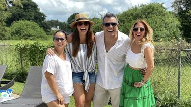 Héctor Sandarti y su esposa fueron celebrados por sus excolegas del magazine Un Nuevo Día de Telemundo, en una fiesta de despedida en la casa de la conductora cubana Rashel Díaz, con la presencia de sus excompañeros: Adamari López.