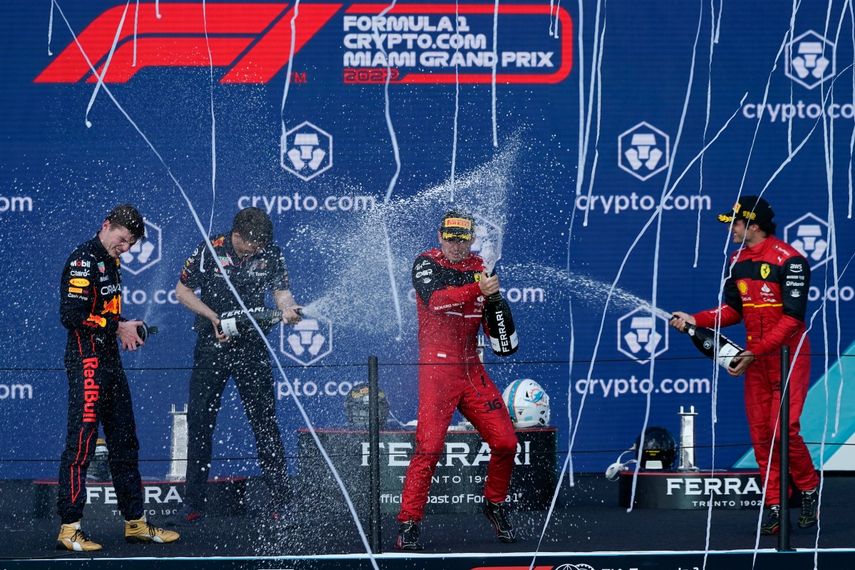El ganador de Red Bull, Max Verstappen, de los Países Bajos, el segundo, el piloto de Ferrari, Charles Leclerc, de Mónaco, y el tercer lugar, el piloto de Ferrari, Carlos Sainz, de España, celebran después de la carrera de autos del Gran Premio de Fórmula Uno de Miami en el Autódromo Internacional de Miami, el domingo 8 de mayo de 2022 , en Miami Gardens, Florida&nbsp;