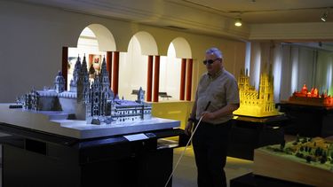 José Pedro González, con discapacidad visual, camina entre modelos durante una visita al Museo Tiflológico de Madrid el 5 de agosto de 2024.