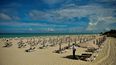 Un guardia de seguridad se encuentra en una playa vacía en el Hotel Melia Varadero International en la provincia de Matanzas, el 23 de octubre de 2020. Varadero, el balneario más importante de Cuba, reabre al turismo internacional, en medio de la pandemia del coronavirus. Un guardia de seguridad se encuentra en una playa vacía en el Hotel Melia Varadero International en la provincia de Matanzas, el 23 de octubre de 2020. Varadero, el balneario más importante de Cuba, reabre al turismo internacional, en medio de la pandemia del coronavirus.