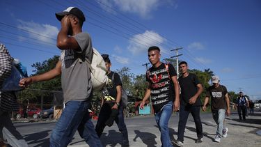 Un grupo de migrantes camina hacia Estados Unidos cerca de El Cinchado, en Guatemala, el miércoles 15 de enero de 2020, en la frontera con Honduras.&nbsp;
