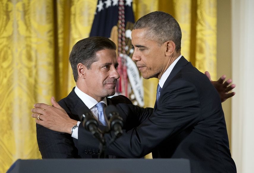 El presidente Barack Obama saluda al superintendente Alberto Carvalho en su visita a la Casa Blanca. (AP)