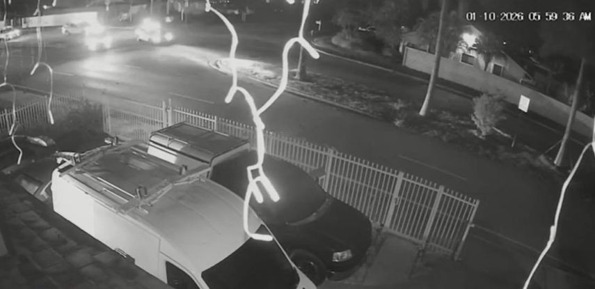 Captura de una cámara de seguridad que registra la llegada de las autoridades al lugar del incidente, momentos después de que se reportara el suceso.