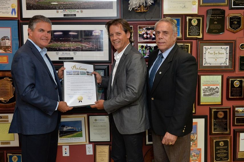 El actor cubano Carlos Garín recibe la proclama en la oficina del comisionado Bruno Barreiro. (FOTO: ALVATO MATA)
