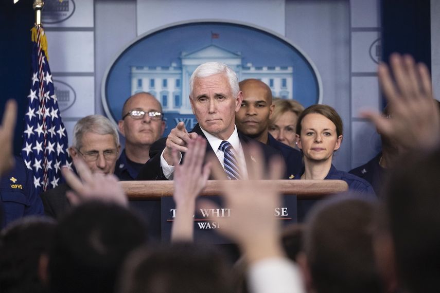El vicepresidente Mike Pence da la palabra a un reportero durante una conferencia de prensa sobre el coronavirus en la sala de prensa en la Casa Blanca, el s&aacute;bado 15 de marzo de 2020 en Washington.&nbsp;