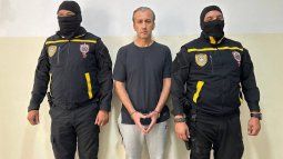 Tareck El Aissami fue detenido el martes 09 de abril en Caracas. El fiscal general del oficialismo, Tarek William Saab, hizo el anuncio mostrando fotografías y videos del exministro esposado y escoltado por dos policías encapuchados. Tareck El Aissami fue detenido el martes 09 de abril en Caracas. El fiscal general del oficialismo, Tarek William Saab, hizo el anuncio mostrando fotografías y videos del exministro esposado y escoltado por dos policías encapuchados.