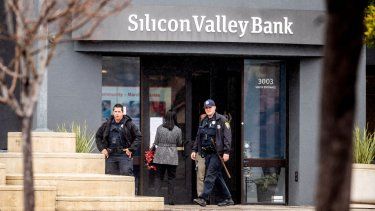 Agentes de Seguridad custodian el Silicon Valley Bank.