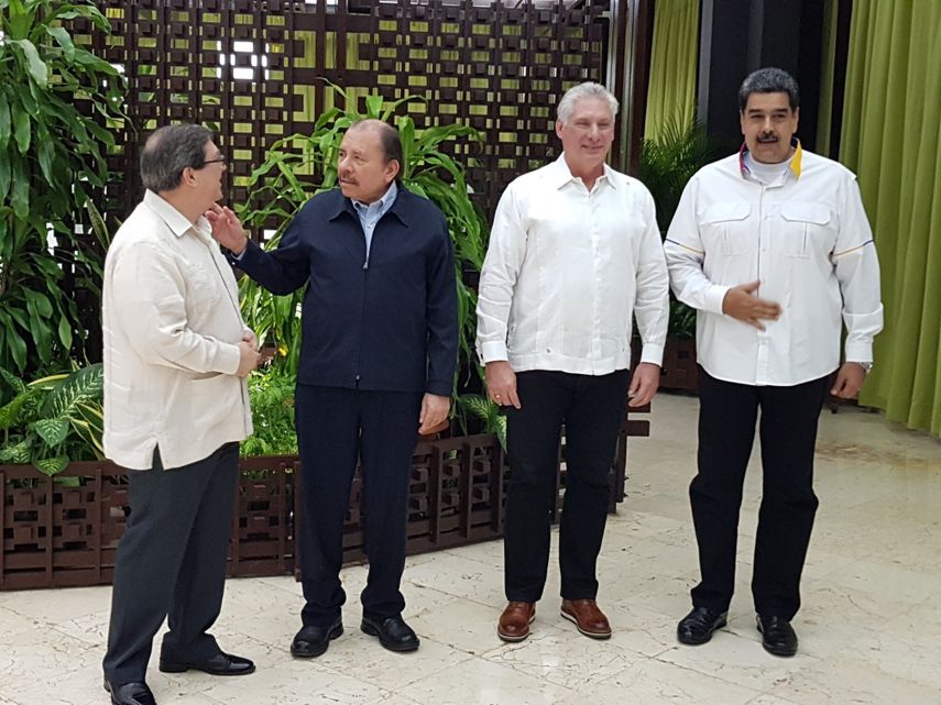 El dictador Daniel Ortega conversa con el canciller cubano Bruno Rodríguez, al lado el designado gobernante de Cuba Miguel Díaz-Canel y el dictador venezolano Nicolás Maduro, en la cumbre del ALBA, en La Habana.