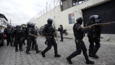 Policías y soldados se preparan para ingresar a la prisión El Inca donde se registran disturbios, en Quito, Ecuador, el lunes 8 de enero de 2024.