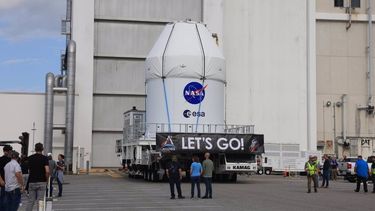 El transportador KAMAG de la NASA lleva la nave espacial Artemis II Orion de la agencia desde el Edificio de Operaciones y Control Neil A. Armstrong a la Instalación de Procesamiento de Carga Múltiple en el Centro Espacial Kennedy en Florida el 3 de mayo.&nbsp;