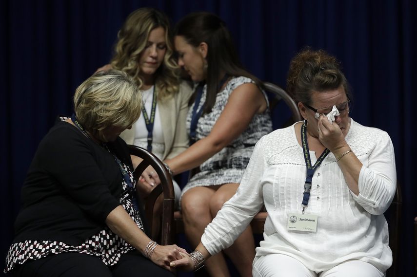 En esta imagen del 14 de agosto de 2018, v&iacute;ctimas de abuso sexual por parte de miembros del clero, o familiares de ellas, rompen en llanto mientras el secretario de Justicia de Pensilvania Josh Shapiro habla en una conferencia de prensa en el Capitolio Estatal, en Harrisburg, Pensilvania.&nbsp;