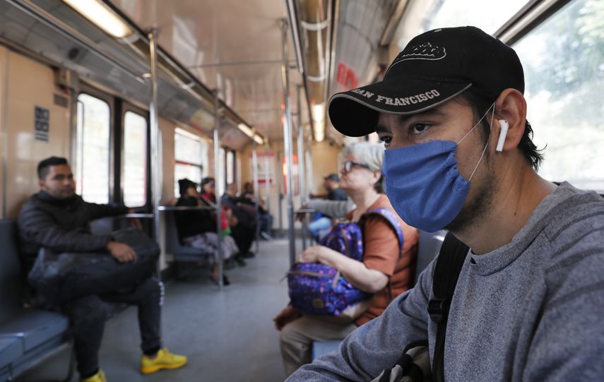 Un hombre usa una mascarilla protectora como medida de precauci&oacute;n de salud en un vag&oacute;n del metro de la Ciudad de M&eacute;xico, el viernes 28 de febrero de 2020.&nbsp;
