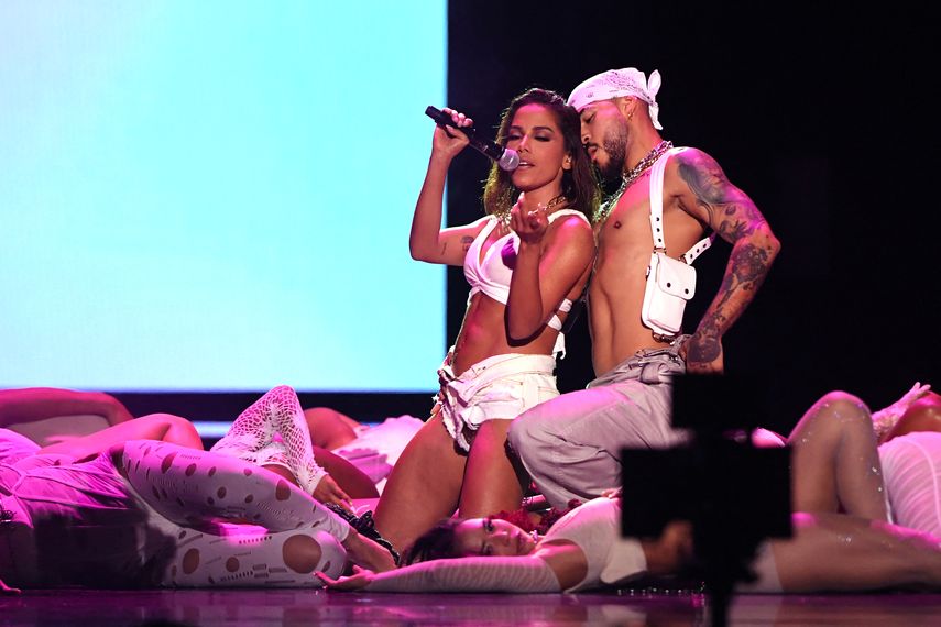 La cantante brasileña Anitta, y una de las anfitrionas de la gala, se presenta en el escenario de los Latin Grammy en el Michelob Ultra Arena de Mandalay Bay en Las Vegas, Nevada.