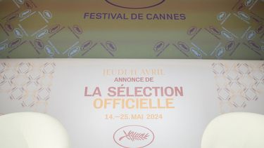 Una foto muestra el logotipo del Festival de Cannes en el set antes de una conferencia de prensa para anunciar la selección oficial de su 77 edición en el cine UGC Normandie de París, el 13 de abril de 2024.