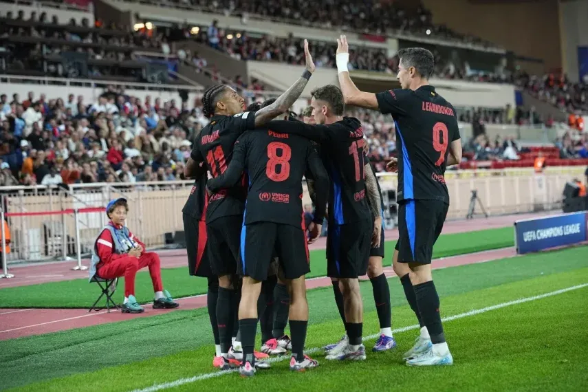 Jugadores del Barcelona celebran tras el gol de Lamine Yamal en el encuentro de la Liga de Campeones ante el Mónaco, el jueves 19 de septiembre del 2024.