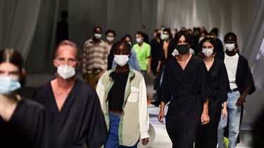 Las modelos que llevan m&aacute;scaras protectoras se muestran durante el ensayo previo a la colecci&oacute;n femenina y masculina de Fendi Primavera / Verano 2021 durante la Semana de la Moda de Mil&aacute;n, el 23 de septiembre de 2020. &nbsp;