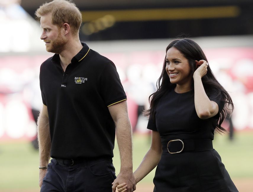 En esta foto del 29 de junio del 2019, el príncipe Harry de Inglaterra  y su esposa Meghan, duquesa de Sussex, se retiran de la cancha previo a  un partido de béisbol en Londres.&nbsp;