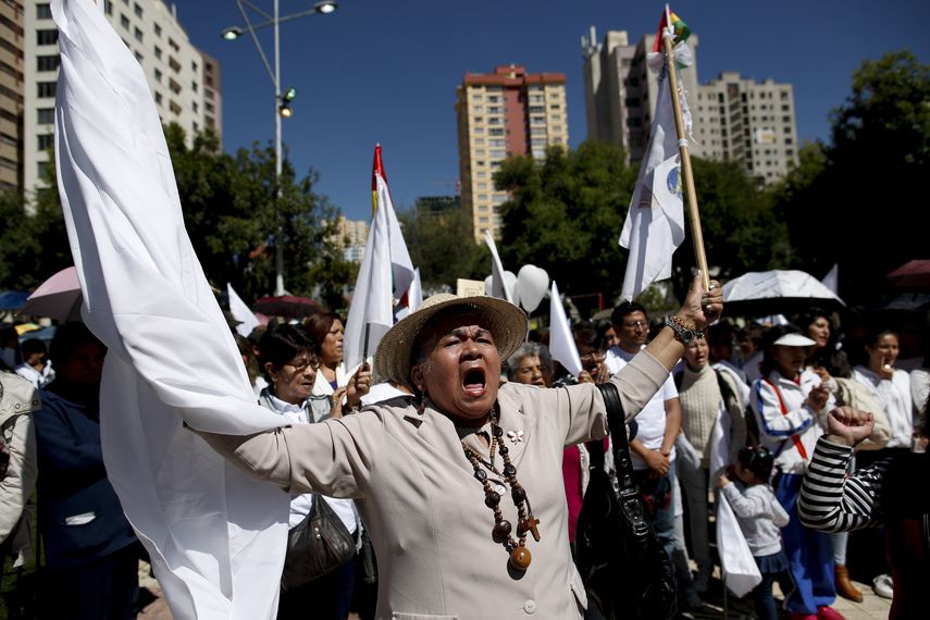 Una mujer asiste a una misa por la paz en una plaza en La Paz, Bolivia, el domingo 17 de noviembre de 2019.&nbsp;