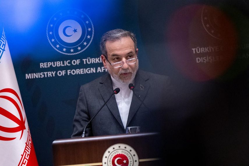 En esta fotografía, tomada y difundida el 30 de enero de 2026 por el servicio de prensa del Ministerio de Asuntos Exteriores de Turquía, el ministro de Asuntos Exteriores de Irán, Abbas Araqchi, habla durante una conferencia de prensa conjunta con su homólogo turco tras su reunión en Estambul.