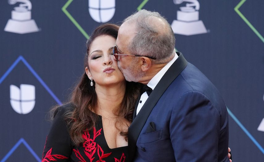 Gloria y Emilio Estefan posan acaramelados en la alfombra roja de los Latin Grammy.