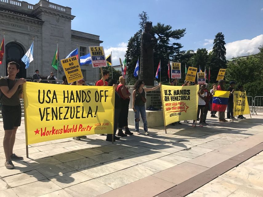 Un grupo prochavista se manifiesta frente a la sede de la OEA en Washington el 4 de junio de 2018.