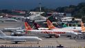 Aviones comerciales de diferentes aerolíneas y jets privados se posan en la pista del Aeropuerto Internacional Simón Bolívar, en Maiquetía, Estado Vargas, Venezuela, el 15 de diciembre de 2020. Los trabajadores aéreos en Venezuela enfrentan una crisis de desempleo debido al nuevo coronavirus, COVID-19 , pandemia.