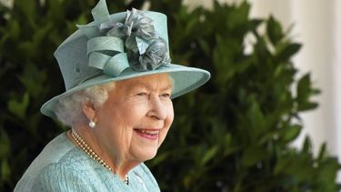 La reina Isabel II observa una ceremonia para marcar su cumplea&ntilde;os oficial en el Castillo de Windsor, Inglaterra, s&aacute;bado 13 de junio de 2020.&nbsp; 