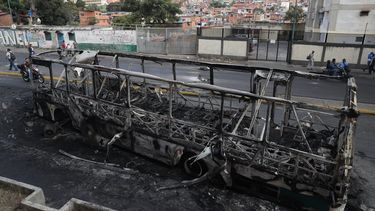 Luego de las intensa protestas registradas durante la noche en las zonas populares de Caracas, la calles lucen llenas de escombros y cenizas.&nbsp;