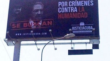 Vista de la valla de la comisión Justicia Cuba colocada en la capital peruana a propósito de la Cumbre de las Américas.