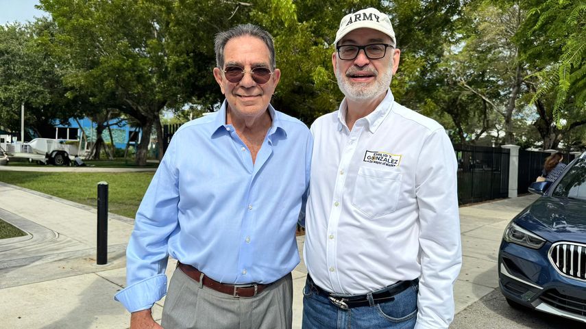 El exalcalde Xavier Suárez y el exadministrador de la Ciudad Emilio González.