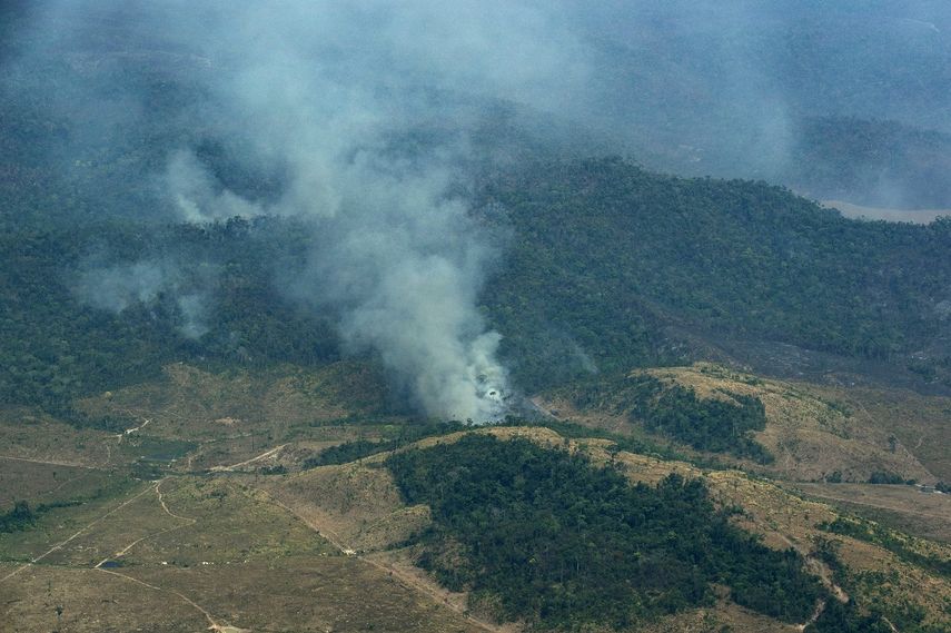 Un incendio emite humo en una parte de bosque amaz&oacute;nico en Altamira, en el estado de Par&aacute;, Brasil, el 28 de agosto de 2019.&nbsp;