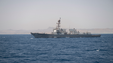 &nbsp;El destructor de misiles guiados clase Arleigh Burke, el USS Nitze (DDG 94) sale de Safaga, Egipto, despu&eacute;s de una visita al puerto, el 20 de julio de 2019.&nbsp; 