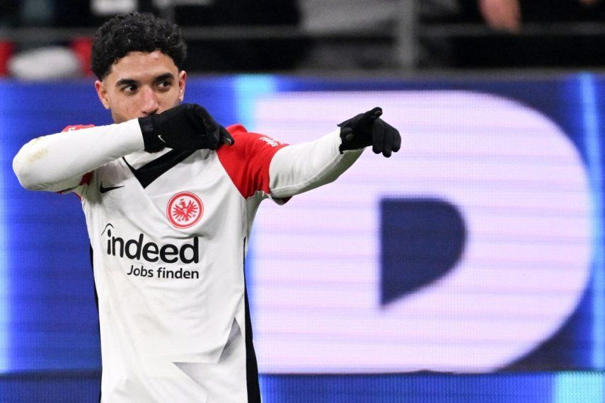 El egipcio Omar Marmoush, en ese entonces del Frankfurt, celebra luego de anotar un gol en un partido ante el Freiburg, el 14 de enero de 2025.