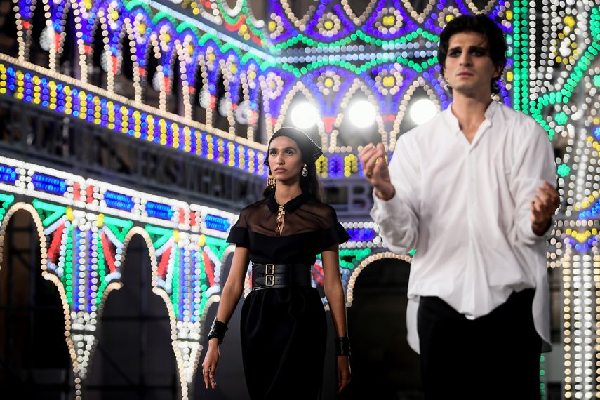Una modelo presenta una creación para Dior durante el desfile de 2021 Dior Croisiere (Cruise) el 22 de julio de 2020 en Lecce, sur de Italia, mientras una bailarina se presenta junto a ella. &nbsp;