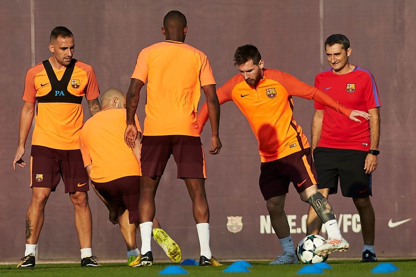 Ernesto Valverde (derecha) observa a Lionel Messi durante los entrenamientos de este martes del Barcelona. 